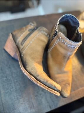 LIBERTY black Whipstich Distressed Leather Western Booties Sz 7